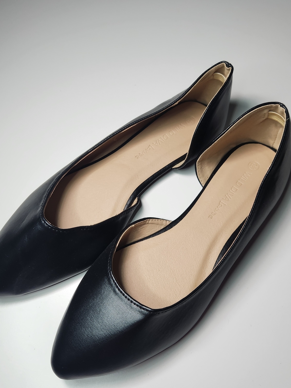 Wild Diva Black Pointed-Toe Women’s Flats